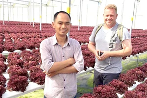 Anh Nguyễn Đức Huy trong chuyến đi tìm hiểu cách làm nông nghiệp tại Malaysia
