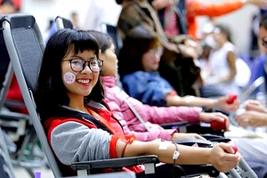 Nhiều bạn trẻ tình nguyện hiến máu tại lễ hội Xuân hồng 2018