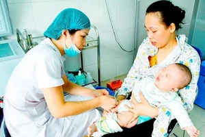 Tiêm vaccine sởi đầy đủ cho trẻ để phòng tránh bệnh sởi thường dễ bùng phát vào mùa đông-xuân.