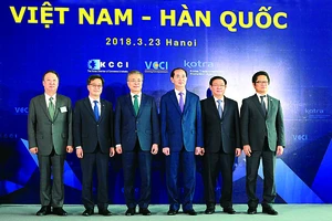 Chủ tịch nước Trần Đại Quang và Tổng thống Đại Hàn Dân Quốc Moon Jae-in cùng các đại biểu tại Diễn đàn Doanh nghiệp Việt Nam - Hàn Quốc Ảnh: TTXVN