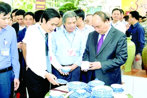 Thủ tướng Nguyễn Xuân Phúc tham quan triển lãm sản phẩm gốm sứ Bát Tràng ngày 28-3
