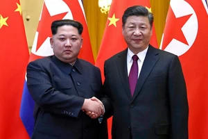 Chủ tịch Trung Quốc Tập Cận Bình (phải) trong cuộc gặp với nhà lãnh đạo Triều Tiên Kim Jong-un. Ảnh: New York Times