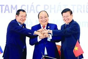 3 Thủ tướng Campuchia, Việt Nam, Lào thể hiện tinh thần đoàn kết và hợp tác 3 nước sau khi ký kết Tuyên bố chung Hội nghị cấp cao hợp tác Khu vực tam giác phát triển Campuchia - Lào - Việt Nam (CLV) lần thứ 10