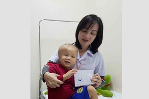 Trao thêm 14,5 triệu đồng giúp bé Trần Duy Khang