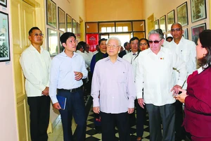 Tổng Bí thư Nguyễn Phú Trọng và Bí thư Thứ nhất Ban chấp hành Trung ương Đảng Cộng sản Cuba, Chủ tịch Hội đồng Nhà nước và Hội đồng Bộ trưởng Cộng hòa Cuba Raul Castro Ruz thăm Bảo tàng lịch sử “26 tháng7” 