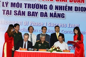 Thượng tướng Nguyễn Chí Vịnh - Thứ trưởng và Đại sứ Hoa Kỳ tại Việt Nam Ted Osius ký kết công bố xử lý thành công dioxin giai đoạn 1 tại sân bay Đà Nẵng. Ảnh tư liệu