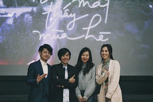 Đạo diễn Cao Thúy Nhi (thứ 2 từ trái qua) cùng các diễn viên ra mắt khán giả Nhật 