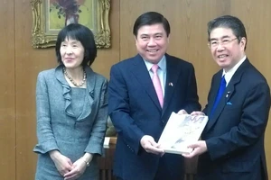 Chủ tịch UBND TPHCM Nguyễn Thành Phong tặng quà lưu niệm cho lãnh đạo tỉnh Hokkaido