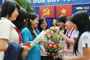 Học sinh trở về trường cũ tặng hoa tri ân cô giáo nhân Ngày Nhà giáo VN 20-11. Ảnh: Mai Hải