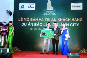 Ông Lê Dương Thế Hùng - TGĐ Công ty Bất động sản Gia Phát trao giải nhất xe SH 125i cho khách hàng may mắn