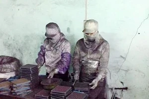 Công nhân trong cơ sở của bà Chúc đang dùng bột than tre đóng vào viên con nhộng để làm thuốc chữa ung thư