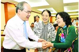 Bí thư Thành ủy TPHCM Nguyễn Thiện Nhân gặp gỡ các đại biểu tại buổi họp mặt. Ảnh: Việt Dũng