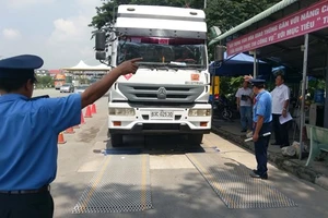 Kiểm tra tải trọng phương tiện tại Trạm cân số 3 trên đường Nguyễn Văn Linh.