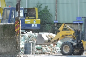 Khu xử lý rác vật liệu xây dựng tại đường Lê Đại Hành Ảnh: THÀNH TRÍ