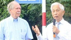 GS Trần Thanh Vân, Chủ tịch Hội gặp gỡ Việt Nam (phải) phát biểu tại lễ đặt tên đường “Đại Lộ Khoa Học” ngày 27-7-2017. Ảnh tư liệu 