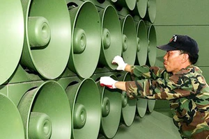 Binh sĩ Hàn Quốc dỡ bỏ hệ thống loa phóng thanh dọc biên giới với Triều Tiên tại Paju. Nguồn: EPA-EFE/TTXVN