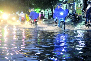 Sau 18 giờ ngày 7-5, đường số 10 Bình Hưng, quận 8, TPHCM vẫn còn ngập. Ảnh: Cao Thăng