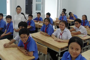 Giáo viên và học sinh Trường THCS Trần Huy Liệu (quận Phú Nhuận) trong một giờ sinh hoạt trên lớp