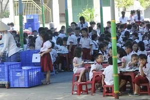 Học sinh một trường tiểu học ăn trưa. Ảnh: CAO THĂNG
