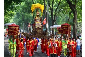 Đoàn rước kiệu truyền thống trong lễ hội. Ảnh: Thanh Tùng/TTXVN