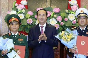 Chủ tịch nước Trần Đại Quang trao Quyết định thăng quân hàm cho đồng chí Phạm Hồng Hương và đồng chí Phạm Hoài Nam. Ảnh: Nhan Sáng/TTXVN