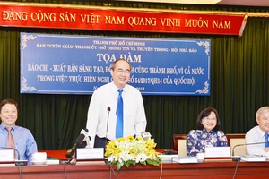  Bí thư Thành ủy TPHCM Nguyễn Thiện Nhân phát biểu tại tọa đàm