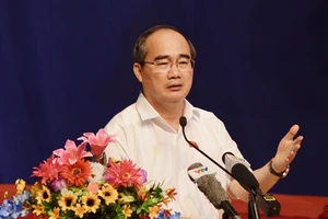 Bí thư Thành uỷ TPHCM Nguyễn Thiện Nhân phát biểu trong buổi tiếp xúc cử tri quận 2. 