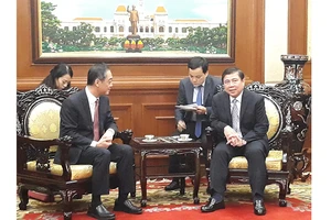 Chủ tịch UBND TPHCM Nguyễn Thành Phong tiếp ông Ngô Tuấn, tân Tổng Lãnh sự Trung Quốc tại TPHCM. Ảnh: VOH