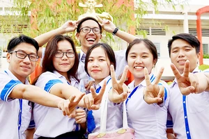 Niềm vui của các học sinh sau khi kết thúc 2 ngày thi THPT quốc gia 2018 tại điểm thi Mạc Đĩnh Chi (quận 6, TPHCM). Ảnh: HOÀNG HÙNG