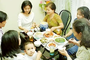 Bữa ăn ấm cúng giúp tình cảm gia đình bền chặt