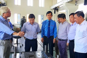 Đồng chí Nguyễn Thành Phong, Chủ tịch UBND TPHCM tham quan dây chuyền sản xuất chế tạo khuôn mẫu của Công ty TNHH Lập Phúc