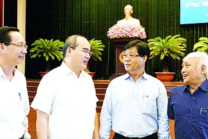Bí thư Thành ủy TPHCM Nguyễn Thiện Nhân trao đổi cùng các đại biểu tại hội thảo. Ảnh: Việt Dũng