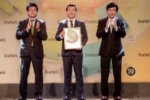 Ông Đỗ Thanh Tuấn – Giám đốc Đối Ngoại Vinamilk trên sân khấu nhận chứng nhận của Lễ vinh danh Top 50 công ty niêm yết tốt nhất Việt Nam.