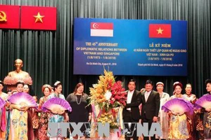 Ông Huỳnh Cách Mạng và bà Leow Siu Lin tặng hoa các nghệ sĩ biểu diễn tại lễ kỷ niệm. Ảnh: Xuân Khu-TTXVN 