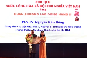 Bà Ngô Thị Hoàng Các - Phó trưởng Ban Thi đua khen thưởng TPHCM trao Huân chương Lao động Hạng Nhì cho PGS.TS. Nguyễn Kim Hồng