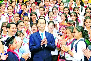 Chủ tịch nước Trần Đại Quang chụp ảnh lưu niệm với các đại biểu chỉ huy Đội giỏi 2018