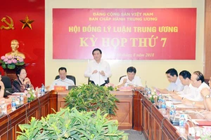 Đồng chí Nguyễn Xuân Thắng phát biểu tại kỳ họp.