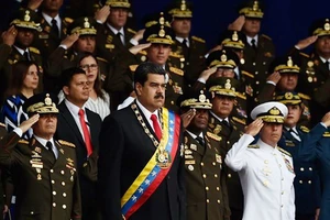Vụ nổ ám sát xảy ra khi Tổng thống Venezuela Nicolas Maduro (giữa) đang phát biểu. Ảnh: AFP/TTXVN