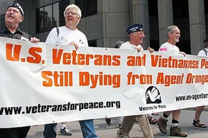Cựu chiến binh Mỹ biểu tình chống Monsanto với khẩu hiệu “Cựu binh Mỹ và người Việt Nam vẫn đang bị chết từ chất độc da cam”