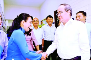 Bí thư Thành ủy TPHCM Nguyễn Thiện Nhân trao đổi với cán bộ Sở Du lịch TPHCM. Ảnh: Cao Thăng 