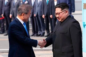 ổng thống Moon Jae-in và lãnh đạo Triều Tiên Kim Jong-un đã bắt tay nhau tại đường ranh giới phân định hai miền ngày 27-4-2018. Nguồn: CNN