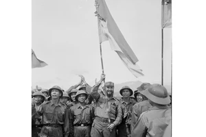 Fidel Castro giương cờ truyền thống của Đoàn Khe Sanh, Quân giải phóng Trị Thiên Huế trong chuyến thăm VN ngày 15-9-1973. Ảnh tư liệu TTXVN