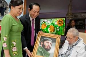 Chủ tịch nước Trần Đại Quang cùng phu nhân tặng lãnh tụ Fidel bức chân dung bằng đá quý