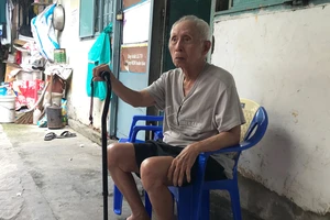 Ông Nguyễn Văn Ba bị giải tỏa hơn 80m2 nhà đất ở phường Bình Khánh, quận 2 hiện vẫn đang tạm cư, chờ TPHCM giải quyết dứt điểm. Ảnh: KIỀU PHONG