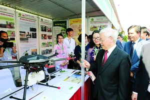  Tổng Bí thư Nguyễn Phú Trọng xem một số thành tựu nghiên cứu khoa học của Khoa cơ- điện, Học viện Nông nghiệp Việt Nam. Ảnh:TTXVN