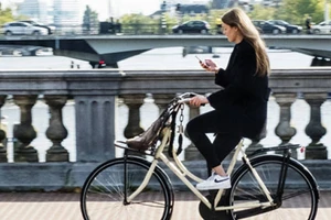 Hà Lan cấm người đi xe đạp sử dụng điện thoại di động
