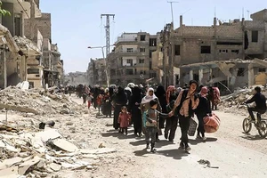 Người dân sơ tán khỏi một thị trấn ở Đông Ghouta, Syria