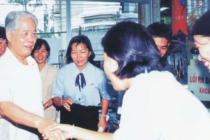 Đồng chí Đỗ Mười đến thăm siêu thị Co.op Mart Cống Quỳnh năm 2000 Ảnh: T.L