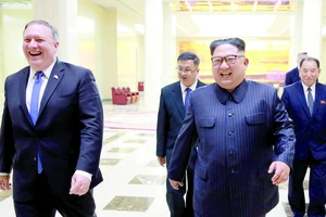 Ngoại trưởng Mỹ Mike Pompeo (trái) và nhà lãnh đạo Triều Tiên Kim Jong-un trong cuộc gặp hồi tháng 5 tại Bình Nhưỡng