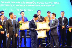Tổng Giám đốc Mercedes-Benz Việt Nam đại diện nhận bằng khen của Chính phủ về thành tích đầu tư nước ngoài tại Việt Nam